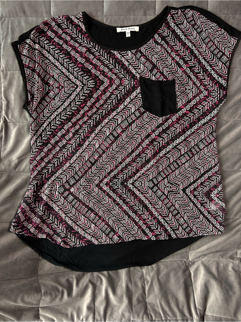 Black Rainn Black, White & Pink Geometric Short Sleeve Tee